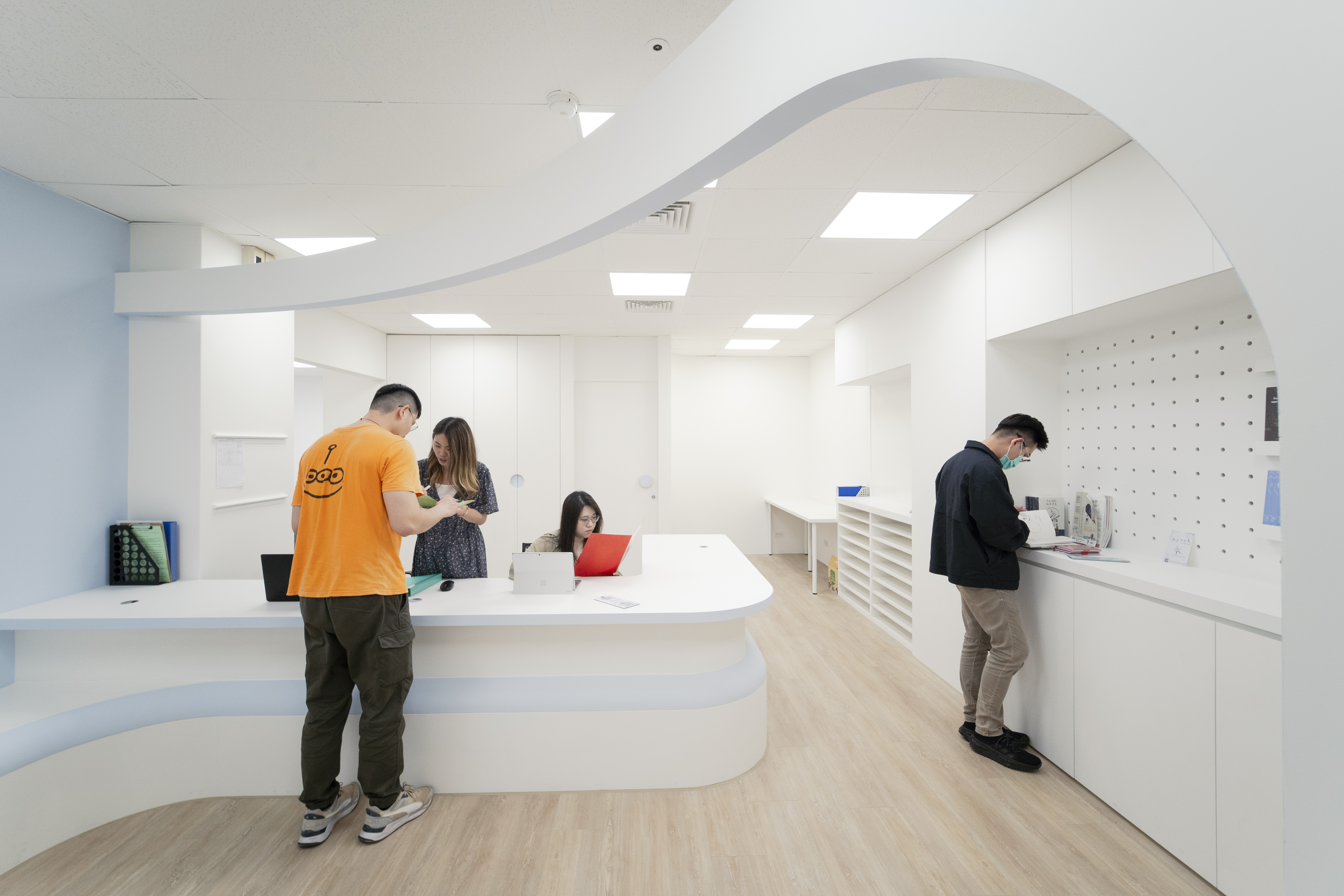 淡江大學諮商職涯暨學習發展輔導中心改造後的服務櫃檯。(圖：林佑任攝影、台灣設計研究院提供，拍攝對象為學校徵選之自願者，非實際個案學生)