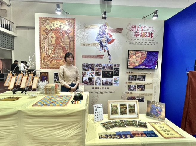 南臺科技大學表示，資訊傳播系114級畢業展「21視際」即日起至18日在校內展出，其中，「HtaMin Sar Pi Pi Lar 滑出辛鄉味」學生團隊的學習成果是本次展覽一大亮點。(圖：南臺科技大學提供)