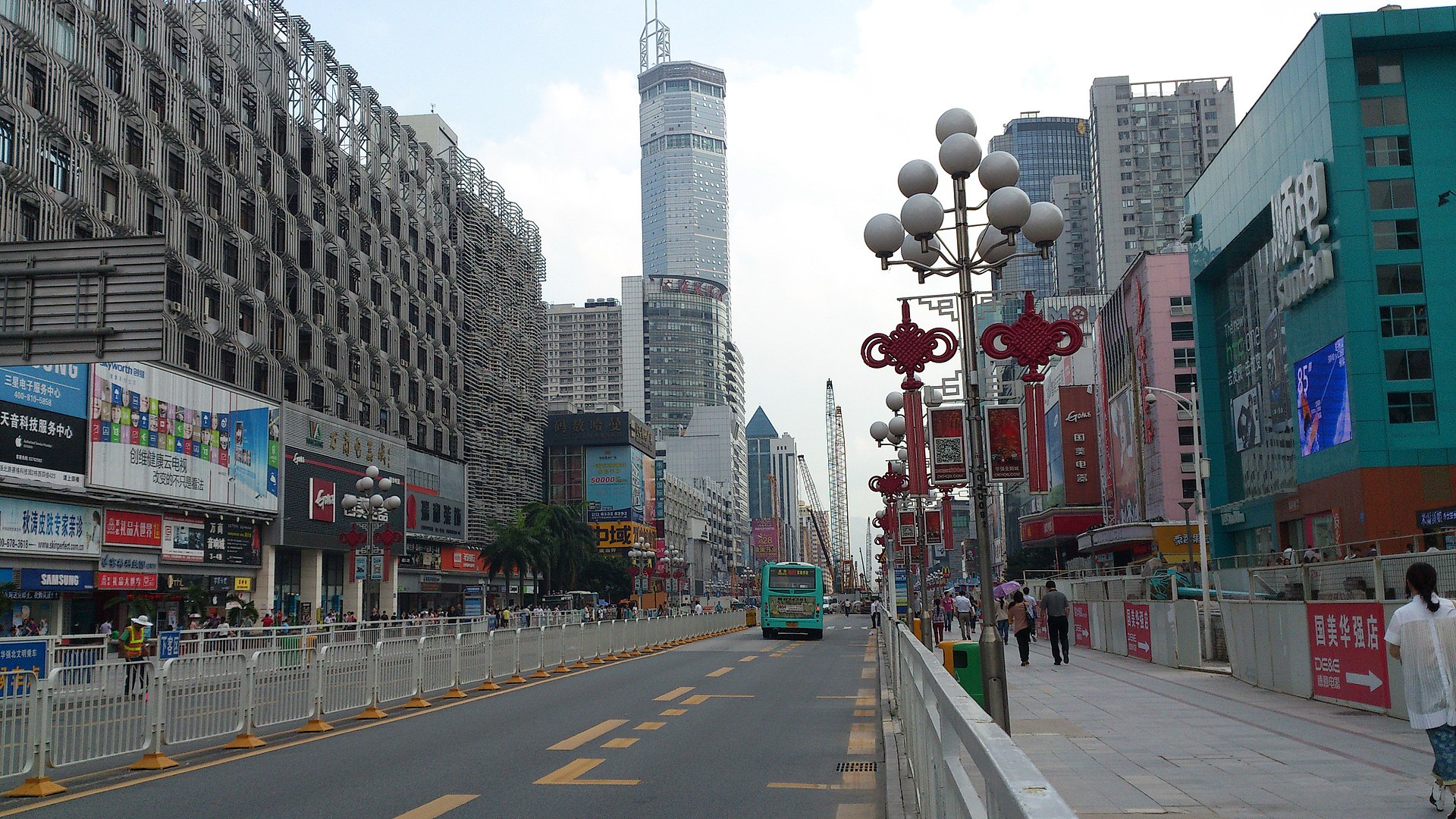 受到美中關稅戰影響，有「中國電子第一街」之稱的深圳電子交易市場「華強北」開始出現了產品漲價、商家囤貨等消息。(圖：維基百科)