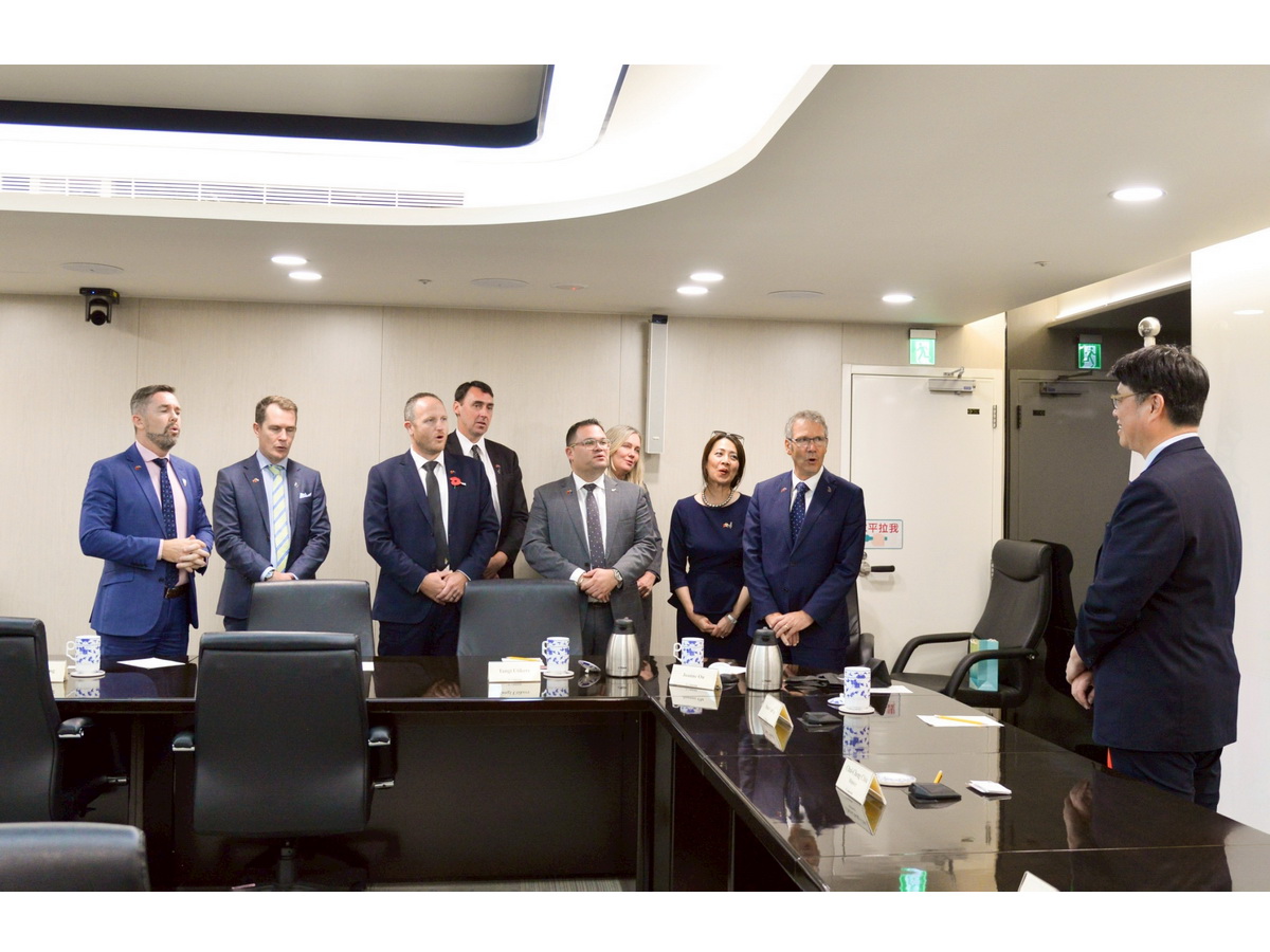 紐西蘭國會跨黨派台灣友誼小組來台訪問，拜會陸委會時獻唱毛利歌曲「愛、希望與和平」祝福福台灣 (陸委會提供)