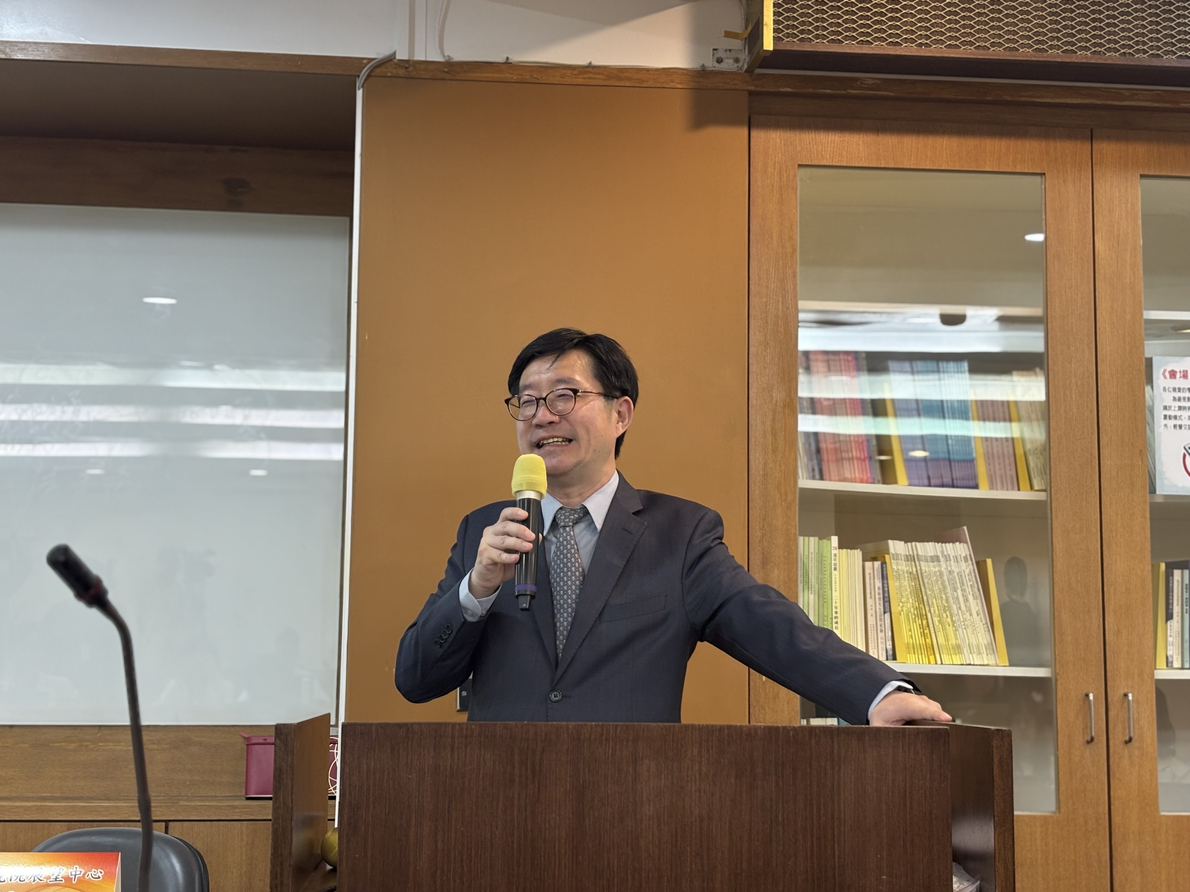 中經院院長連賢明指出，美國關稅計劃仍在持續協商變化、未有定案，因此中經院最新經濟預測設定三種模擬情境。（楊文君攝）