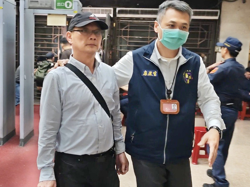 台灣電力公司第二核能發電廠曾姓廠長（左）113年間辦理焚化爐系統更新採購案，涉收受業者賄賂逾上百萬元，台北地檢署17日發動搜索並約談曾男等人，偵訊後18日凌晨向法院聲請羈押禁見曾男。 (圖：中央社)