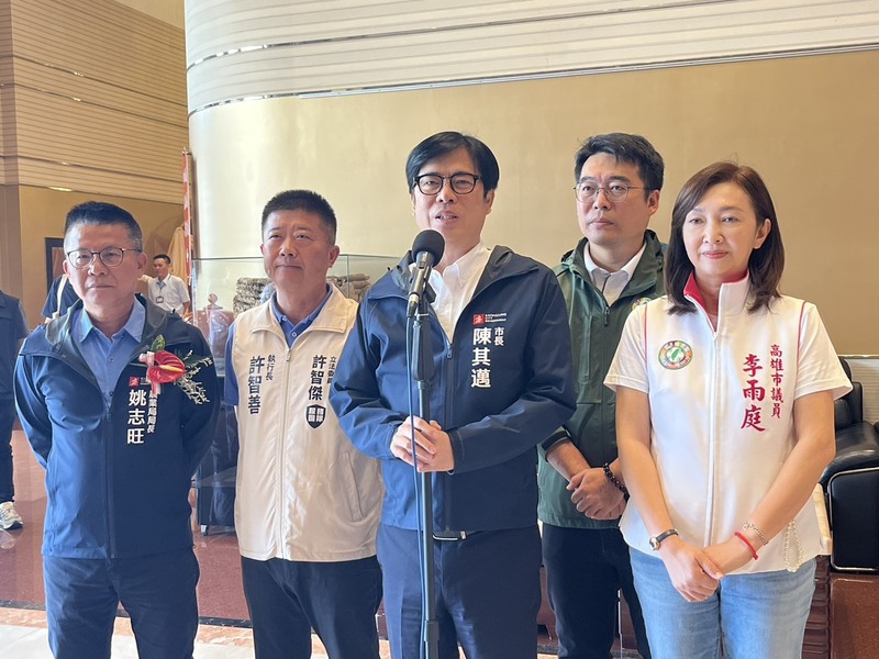 台北市長蔣萬安拋出倒閣說，高雄市長陳其邁(中)18日受訪表示，大罷免源自於國會亂象，蔣萬安脫口而出「倒閣」，國民黨立院黨團會不會同意才是關鍵，黨團的意見恐怕跟蔣萬安不一致。(圖：中央社)