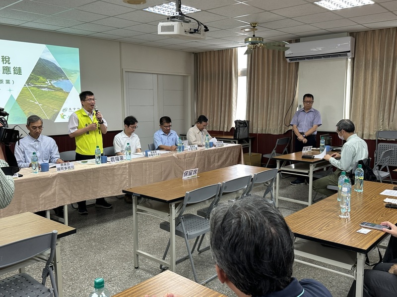 因應美國近期加徵關稅問題，農業部農糧署副署長黃昭興(左2)18日率相關單位在中區分署進行說明會，傾聽茶產業心聲。(圖：中央社)