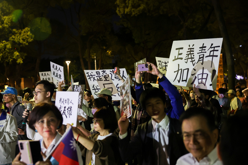 北檢偵辦涉不實連署案，18日凌晨將國民黨台北市黨部主委黃呂錦茹聲請羈押禁見。國民黨主席朱立倫再度號召支持者晚間到北檢外聲援，現場群眾舉牌抗議司法不公。(圖：中央社)