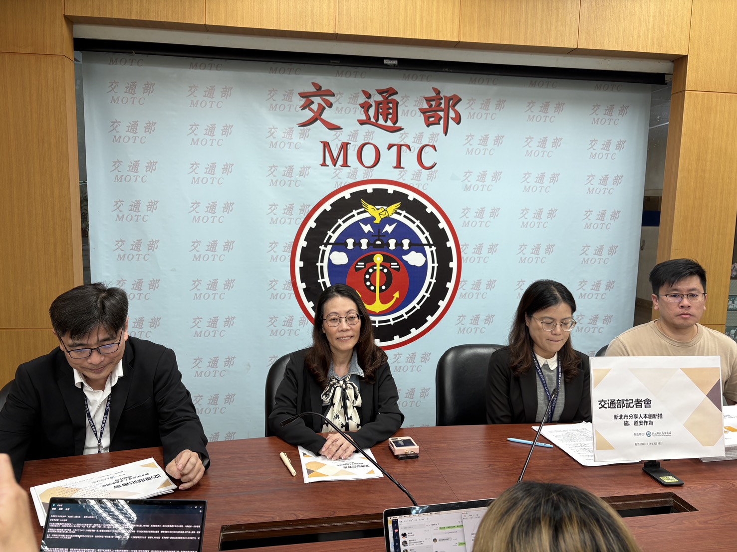 交通部路政及道安司副司長廖振遠(左)18日邀請新北市交通局副局長林麗珠(中左)率領所屬，來到交通部分享新北近年推動人行安全的措施與實績。(交通部提供)