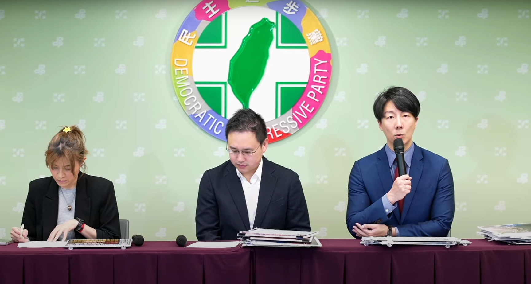 民進黨發言人吳崢(右)與民進黨台北市議員顏若芳(左)、趙怡翔(中)18日共同召開記者會。(翻攝民進黨直播)