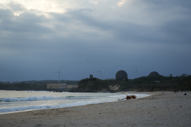 立法院今天(13日)三讀通過「核子反應器設施管制法第6條」條文修正案，延長核電機組運轉年限。圖為核三廠。(圖：中央社)