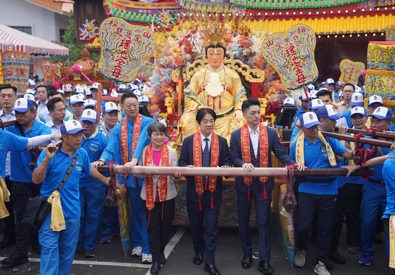 總統賴清德（前中）、內政部長劉世芳（前中左）、台北市長蔣萬安（前中右）19日上午到台北松山慈惠堂，出席「2025台北母娘文化季羅天大醮米龍開光暨保民遶境嘉年華起駕」儀式，3人參與扶轎。 (圖：中央社)