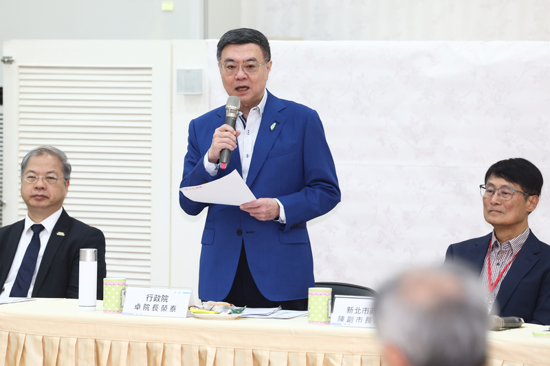 行政院長卓榮泰（中）19日到新北市土城產業園區服務中心，出席新北場次產業座談會，率相關部會首長一同傾聽業者心聲。 (圖：中央社)