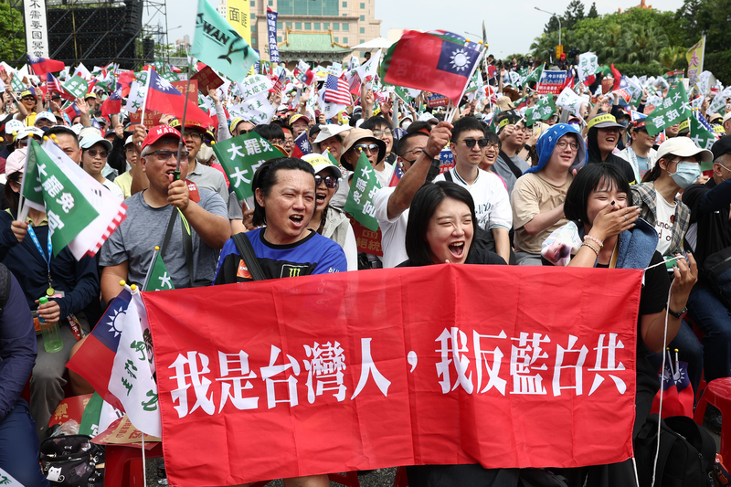 網紅八炯與各地罷團發起的419「拒絕統戰 守護台灣」凱道大會師行動，與會者帶著各式旗幟、標語到場參加，出現中華民國國旗與挺台獨旗幟同場畫面。(圖：中央社)