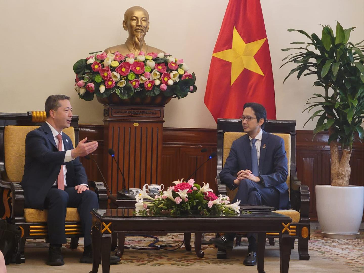 美國國務院官員歐尼爾（Sean O'Neill,左）18日和越南外交部副部長杜雄越（Do Hung Viet,右）會面。(圖:FB@usembassyhanoi)