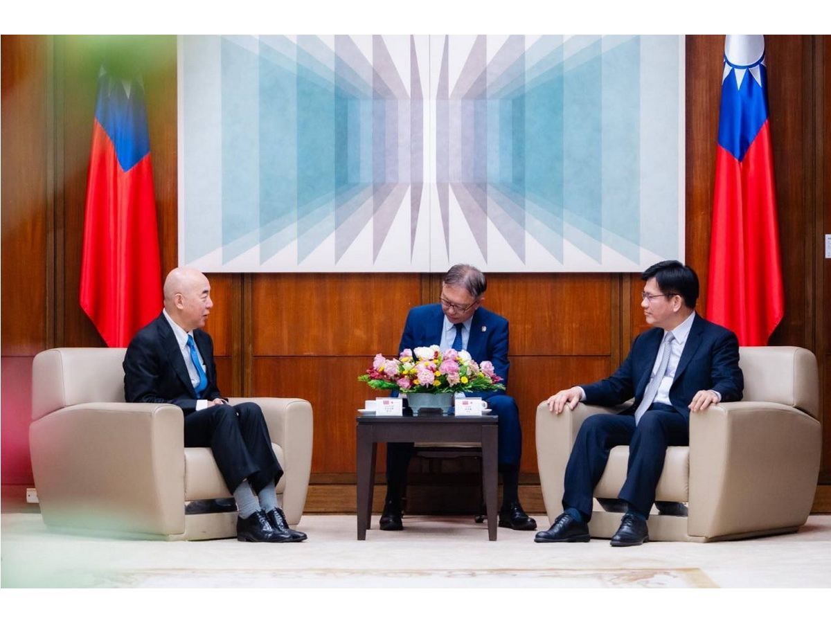 外交部長林佳龍(右)接見日本保守黨黨代表百田尚樹(左)時表示，希望台日強化氫能、無人機、軌道建設等領域合作 (外交部提供)