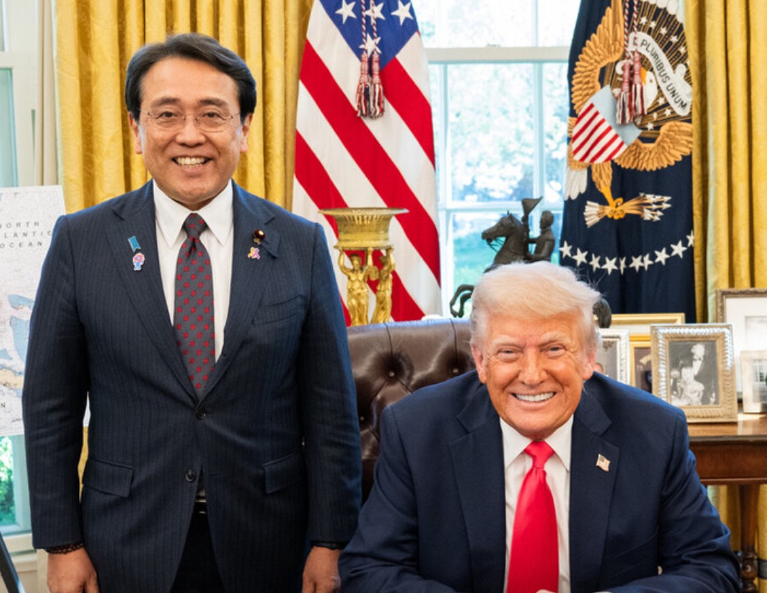 川普與日方代表經濟再生大臣赤澤亮正會晤。(圖：Donald J. Trump Truth Social)