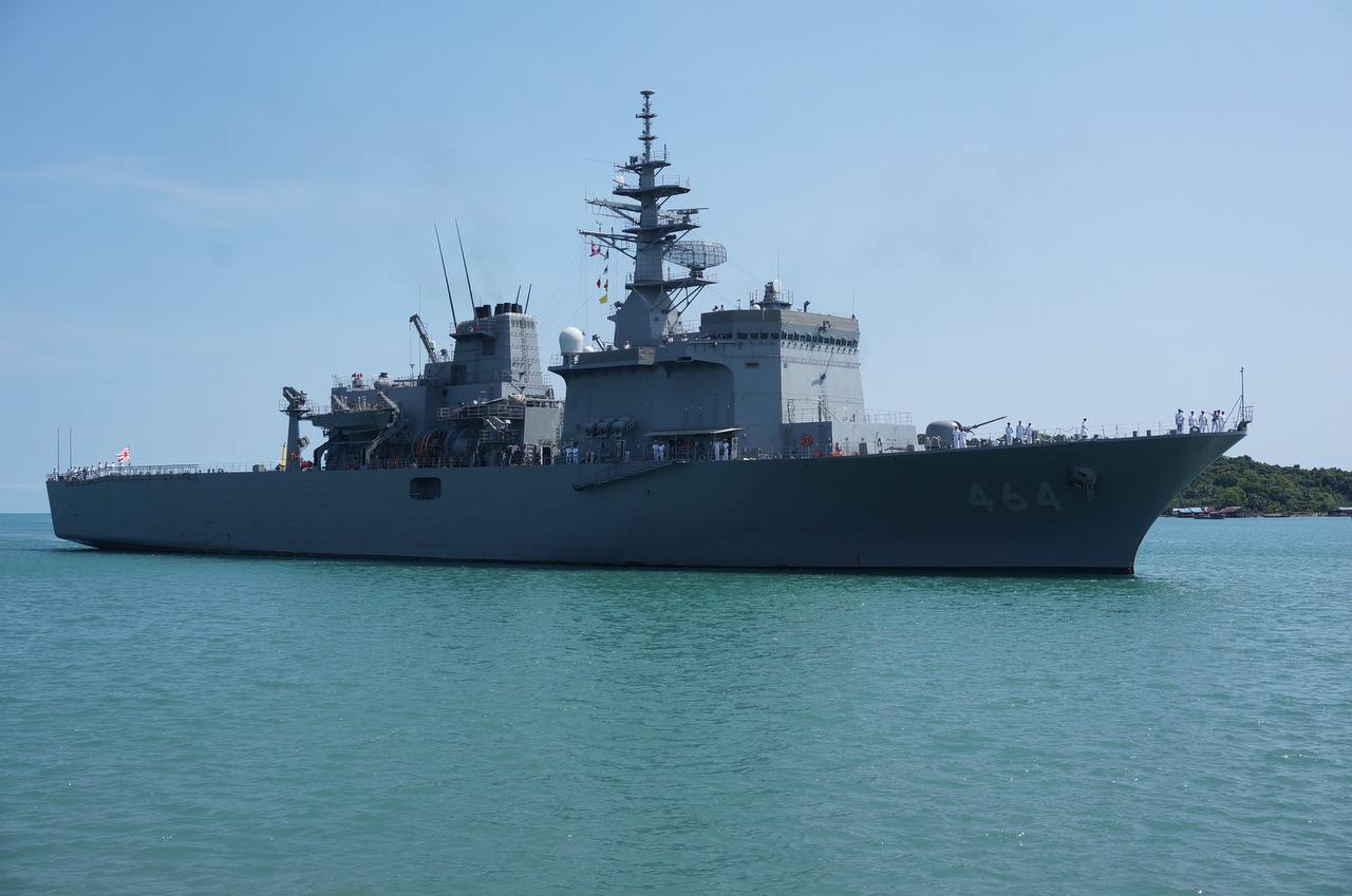 2艘日本戰艦停靠柬埔寨中資基地。 (圖:FB@JapanEmbassyCambodia)