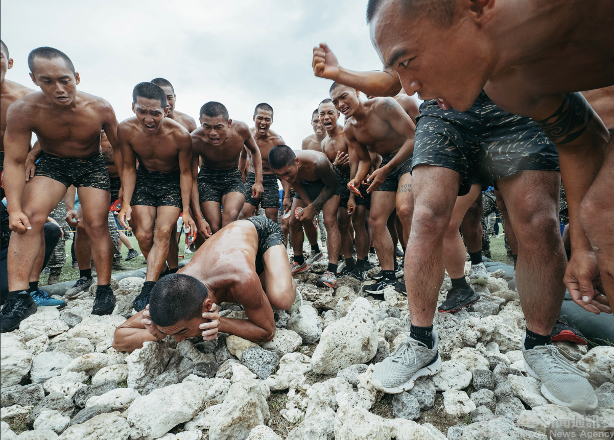 王宏仁、郭育仁兩位學者結論認為，決定台灣命運的，不是恐懼，而是我們對願景的清晰期待，以及同等的勇敢。圖為國軍偵搜專長班進入最後的克難週訓練。資料圖片：取材自軍聞社