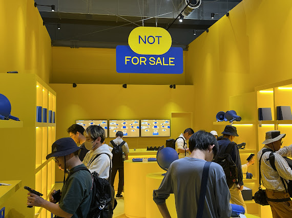 2025大阪世博會烏克蘭展覽館的Not For Sale 牌子代表民主自由價值無法出賣。(鄭仲嵐 攝影)