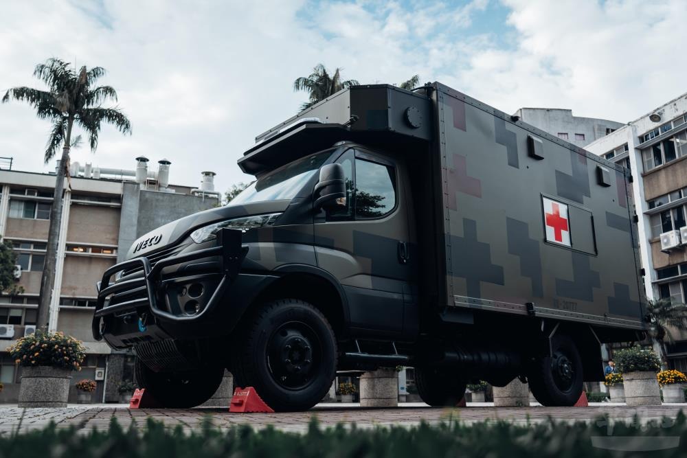 台灣國際模型公開賽在逢甲大學登場，國防部出動多項軍事裝備陳展，其中國軍新式野戰型救護車亦公開亮相。(軍聞社提供)