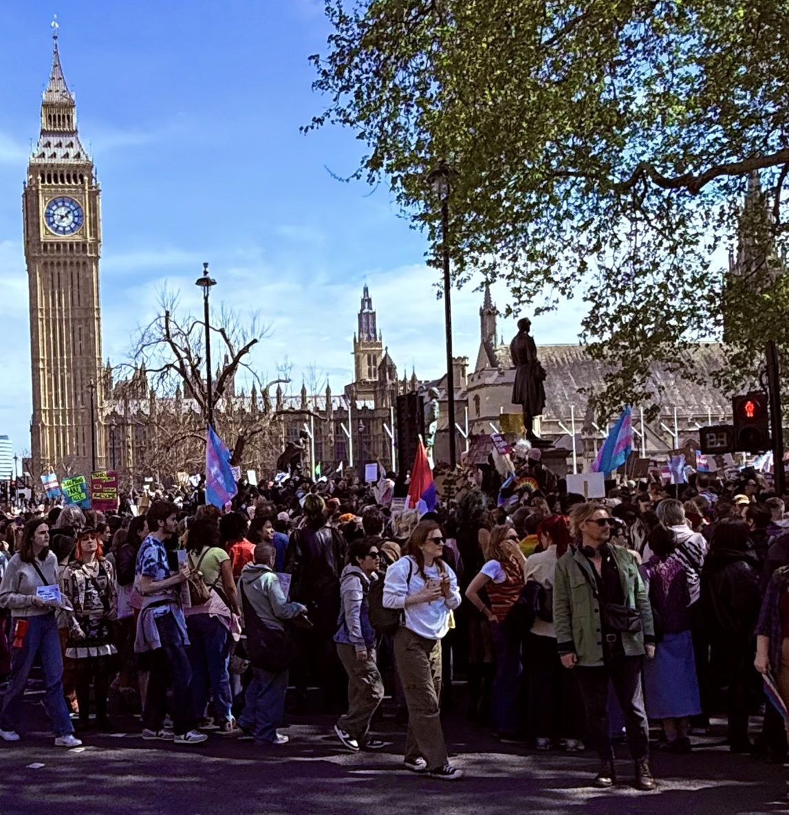 數千人19日在英國倫敦和愛丁堡舉行集會，以支持跨性別者的權利。(X@philclifton)