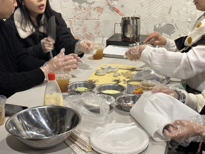 2025台灣觀光Road Show以熱炒店為主題，現場教學鳳梨蝦球做法。(圖：中央社)