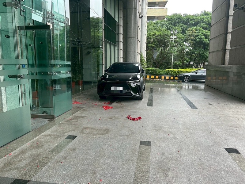 台北市警方20日獲報，中正區的交通部大樓遭人施放鞭炮，初步已鎖定涉案女子身分，將通知到案說明。(翻攝照片/圖：中央社)