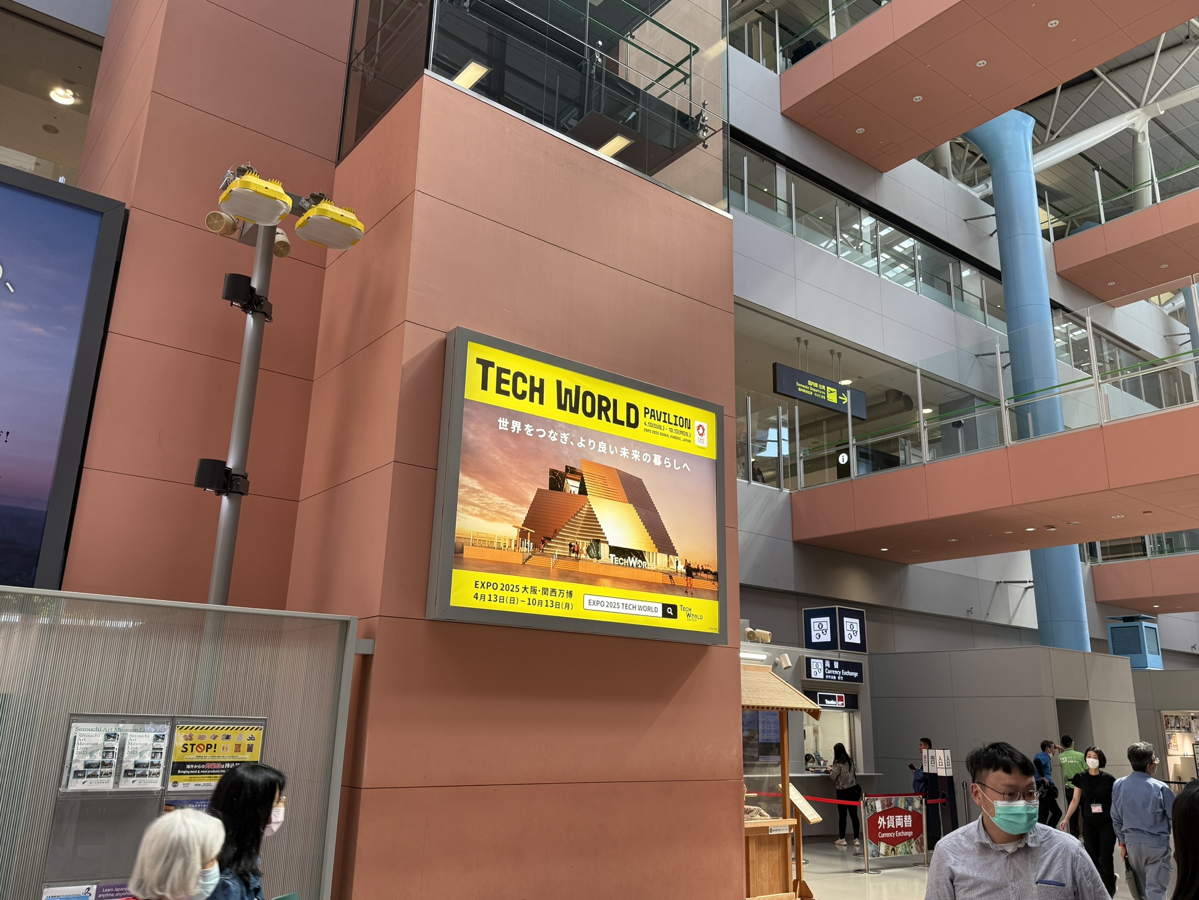 日本關西機場顯眼處，可看到Tech World館的燈箱廣告投放。(謝佳興 攝)