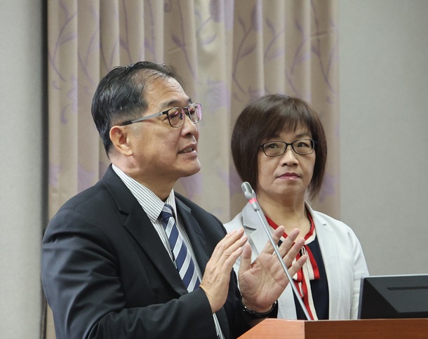 立法院司法及法制委員會21日上午邀請法務部長鄭銘謙(左)、司法院副祕書長王梅英(右)等官員率所屬相關單位進行專題報告，並備質詢。(圖：中央社)