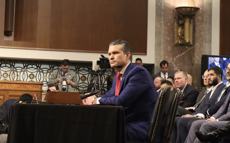 美國國安群組誤拉新聞人進Signal對話框的事件餘波盪漾，紐約時報20日獨家報導另一樁「Signal門」，這個群組由防長赫格塞斯（中）本人創立，太太及弟弟都在框內。圖攝於1月15日。  (圖：中央社)