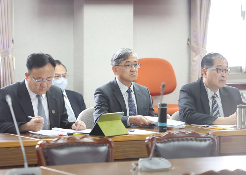 立法院司法及法制委員會21日上午邀請法務部長鄭銘謙(前右起)、調查局長陳白立、廉政署長馮成等官員列席進行專題報告，並備質詢。(圖：中央社)