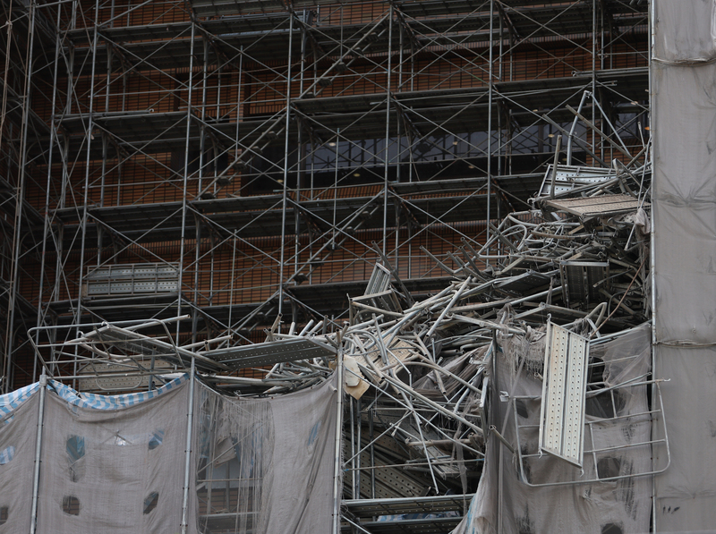 台北市中正區台大醫院外牆21日上午發生鷹架倒塌意外。(圖：中央社)