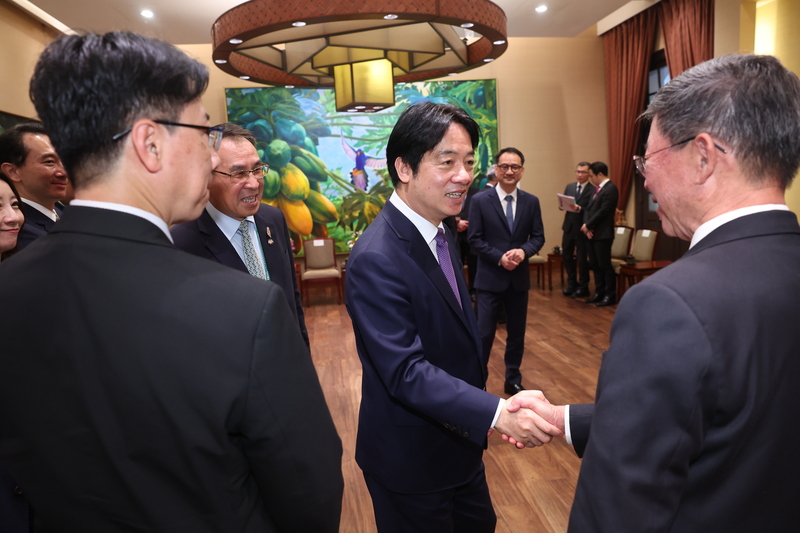 總統賴清德21日在總統府接見北美洲台灣商會聯合總會「第37屆北美台商回國訪問暨投資考察團」，一一向訪團成員握手致意。(圖：中央社)