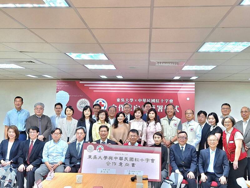 東吳大學與中華民國紅十字會簽署合作意向書，將在東吳法學院碩士在職專班中增設「國際人道法班」，每年預計招收8名學生。(圖：中央社)