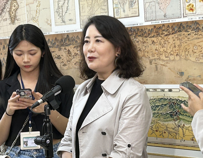 台北市長蔣萬安日前拋出倒閣說，民眾黨則主張總統、國會一起重選。民進黨立法院黨團幹事長吳思瑤(右)21日表示，倒閣要不要推動，藍白能不能整合，對國民黨主席朱立倫或是民眾黨主席黃國昌，都是機關算盡，不是為了人民社會的需求，是為了各自政黨利害的盤算。(圖：中央社)