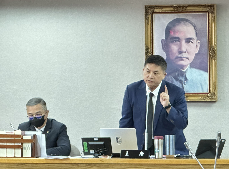 立法院司法及法制委員會21日原邀請國安會派員就機敏洩漏等議題進行專題報告，但沒人出席；召委、國民黨立委吳宗憲(右)表示國安會沒向他請假，也沒派人到會；國民黨、民眾黨立委對此表示不滿，稱此舉迴避監督，提出臨時提案譴責，經決議通過。(圖：中央社)