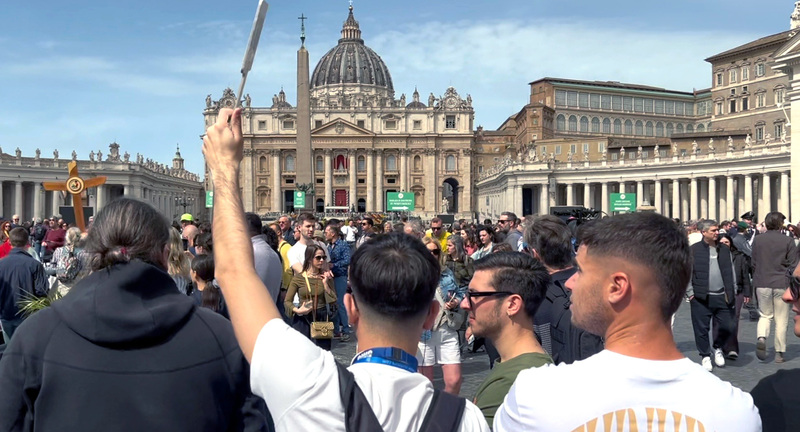 教宗方濟各（Pope Francis）逝世，大量信徒湧入梵蒂岡聖伯多祿大教堂前方廣場，表達哀悼與不捨。 (圖：中央社)