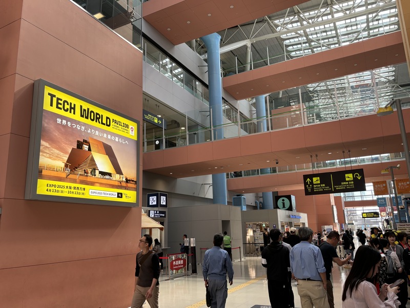 玉山數位科技株式會社策劃展出的Tech World館22日正式開幕，主辦單位在關西機場刊登廣告宣傳。 (圖：中央社)