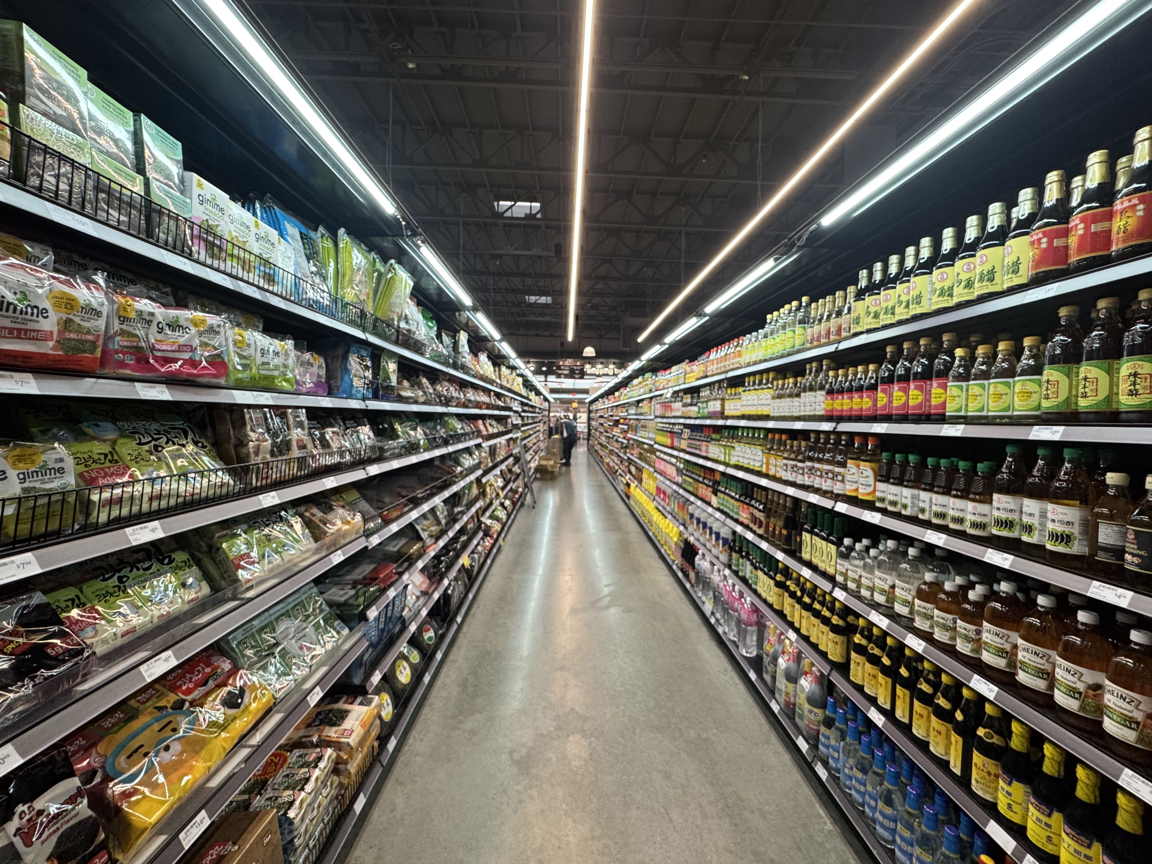 亞洲超市以進口商品為主。(李雅言 攝)