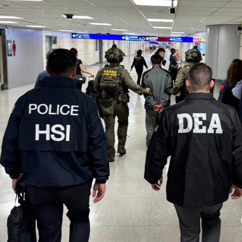 美國在台協會（AIT）20日分享美台執法單位合作成功案例，指出幾個月前美台執法部門成功合作逮捕一名旅居洛杉磯的鍾姓販毒嫌疑人。（AIT臉書）