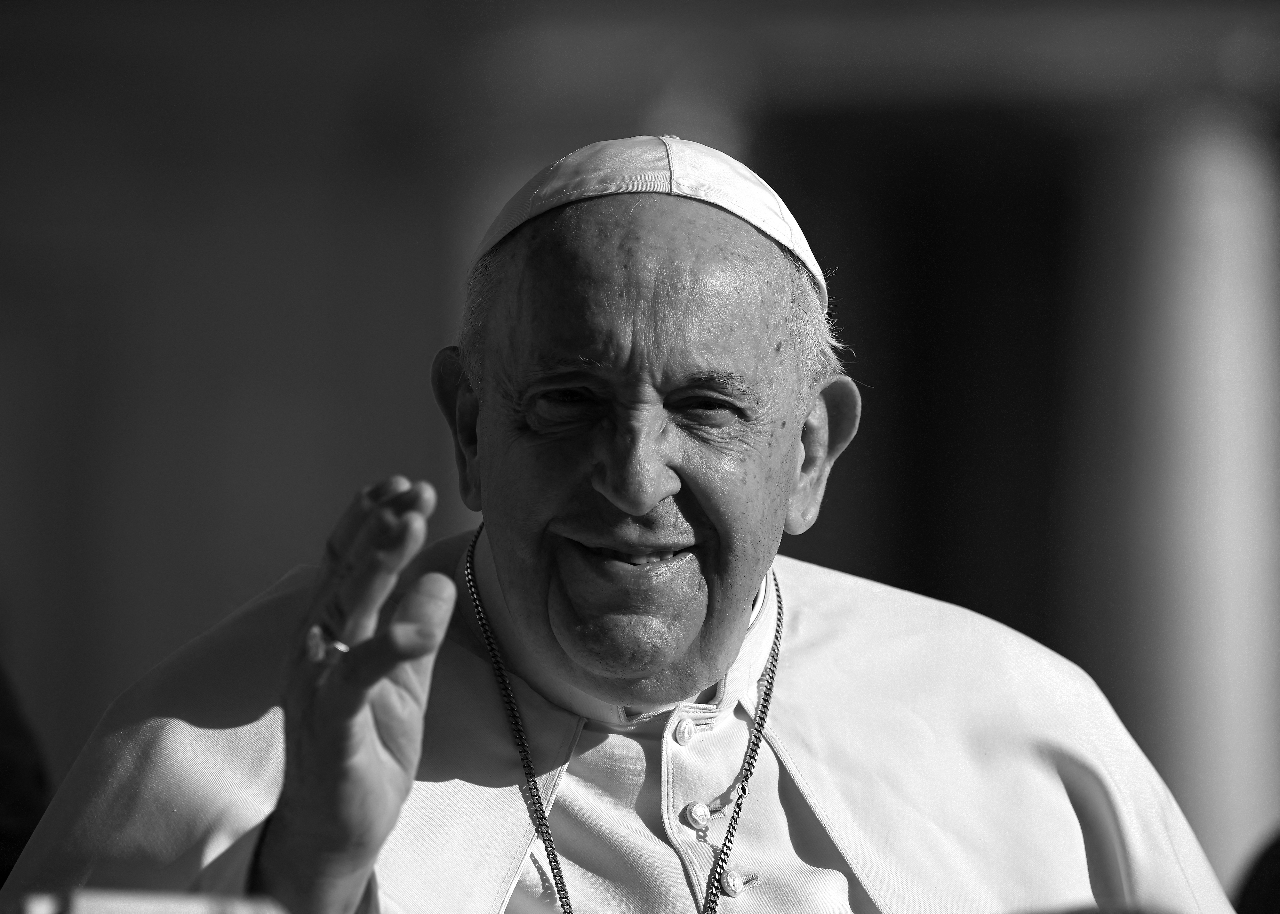 巴黎聖母院(Notre-Dame)響起88次鐘聲，以紀念21日逝世，享壽88歲的教宗方濟各(Pope Francis)。 (AFP)