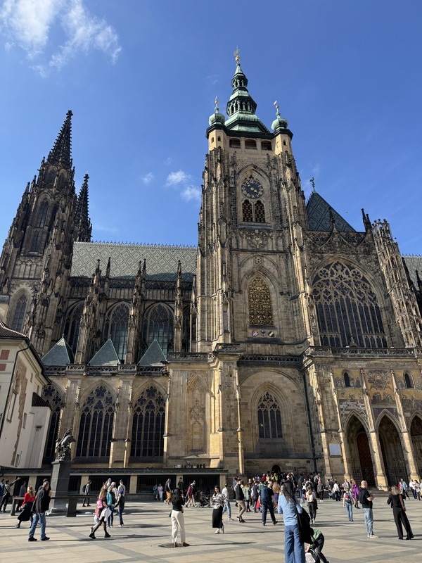 教宗方濟各的安魂彌撒將於捷克時間25日下午6點在布拉格聖維特大教堂舉行。捷克各地教堂屆時將響鐘，以紀念教宗。圖為位在布拉格城堡內的聖維特大教堂。(圖：中央社)