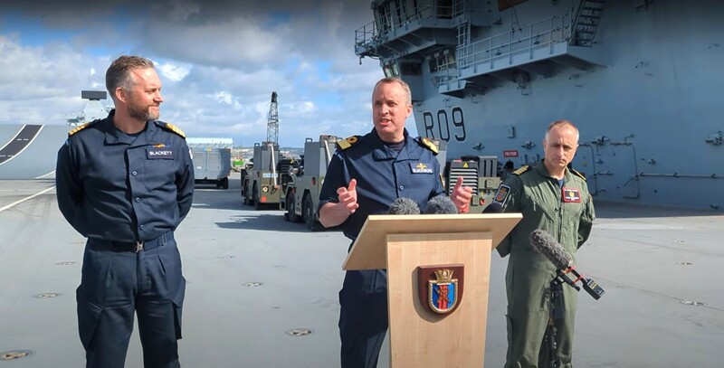 英國航空母艦打擊群22日展開印太區域行動部署，打擊群指揮官布萊克莫爾准將（中）16日在航艦「威爾斯親王號」上舉行的記者會回應中央社關於在南海、台海等爭議水域執行自由航行權的提問時表示，任何行動選項都有可能。 (圖：中央社)