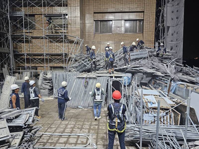 台北市台大醫院外牆拉皮工程鷹架21日上午倒塌，1名印尼籍移工失聯，救護人員22日凌晨發現這名移工被壓在鷹架中，已明顯死亡。（台北市政府提供） (圖：中央社)