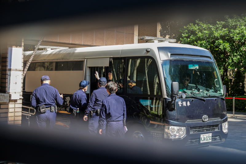 劉姓保母姊妹涉虐死男童「剴剴」案，台北地方法院22日上午由選任的國民法官及備位國民法官與3名職業法官共組合議庭審理。上午8點30許，囚車抵達北院寶慶院區，劉彩萱、劉若琳姊妹在法警戒護下從後門下車。(圖：中央社)