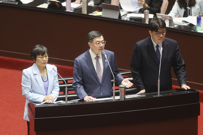 立法院會22日進行施政總質詢，行政院長卓榮泰(中)、內政部長劉世芳(左)、陸委會主委邱垂正(右)備詢。(圖：中央社)