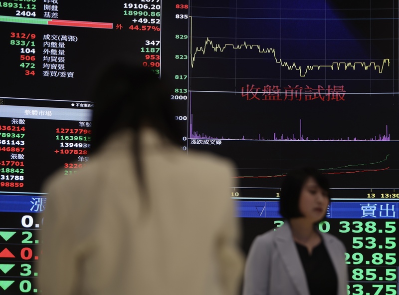 新台幣「暴升」下，台北股市也受到影響，且由漲轉跌，並迅速下殺至20320點，高低差逾500點。資料照。(圖：中央社)