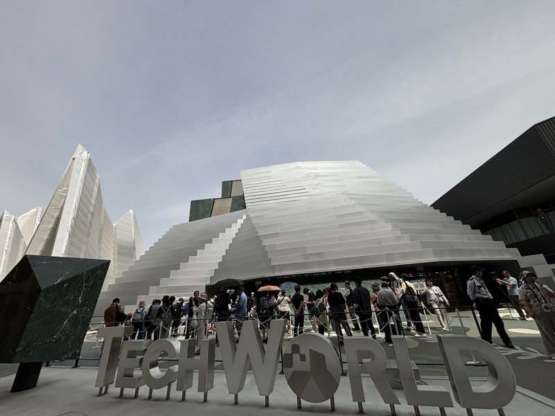 玉山數位科技株式會社策劃展出的TECH WORLD館22日正式開幕，吸引來自各地的遊客排隊參觀。(圖：中央社)