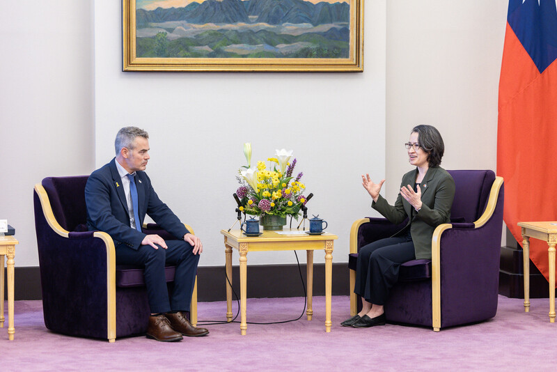 副總統蕭美琴(右)22日接見以色列國會友台小組主席杜伯斯基(Boaz Toporovsky)訪問團。(總統府提供)(圖：中央社)