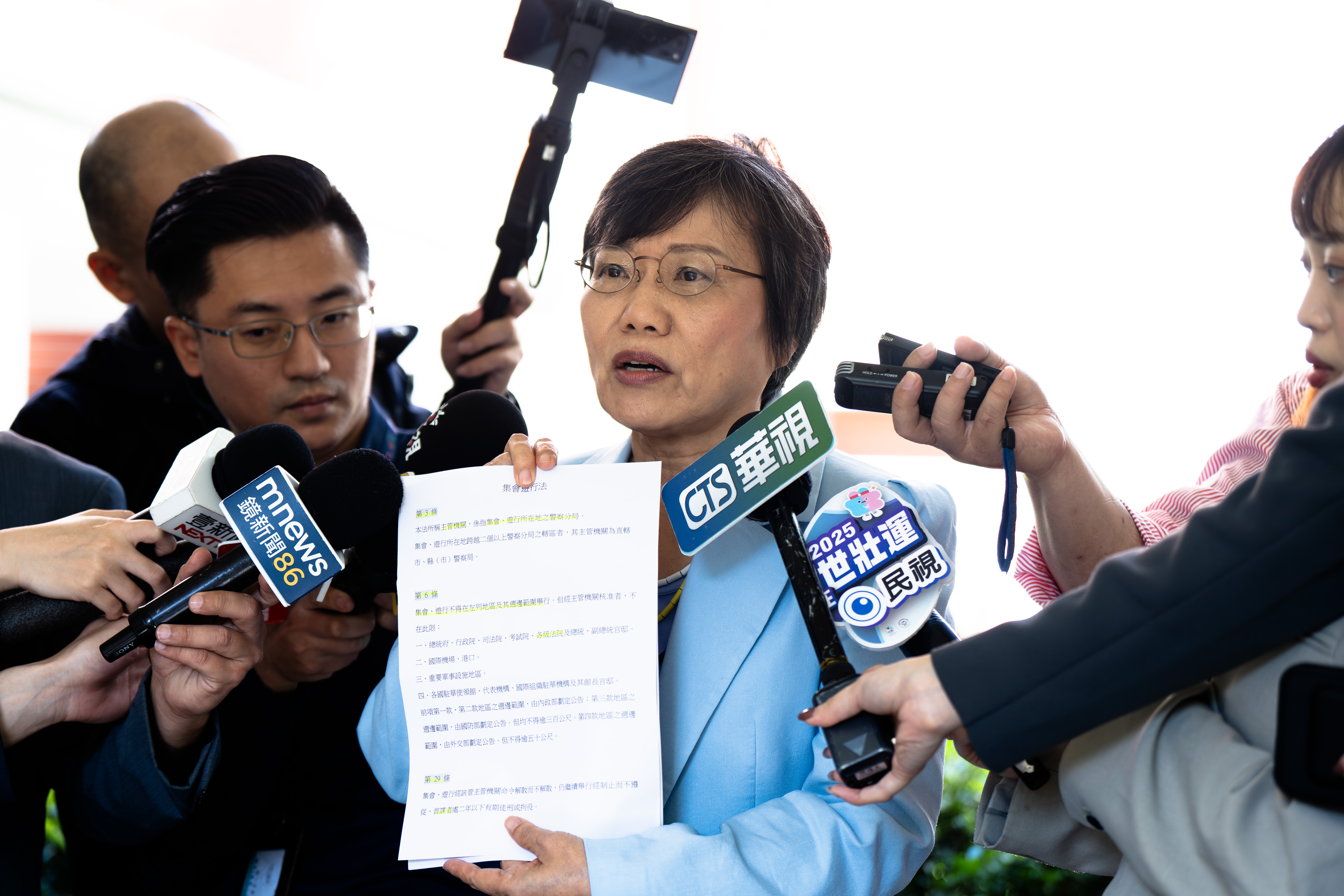 內政部長劉世芳被質疑指揮警方偵辦國民黨主席朱立倫日前率眾赴北檢前抗議案，劉世芳22日說明集會遊行法相關規定。(楊仁翔 攝)