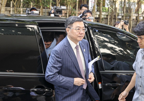 行政院長卓榮泰(前中)22日上午赴立法院進行施政報告並備詢，下車後準備接受媒體聯訪。(圖：中央社)