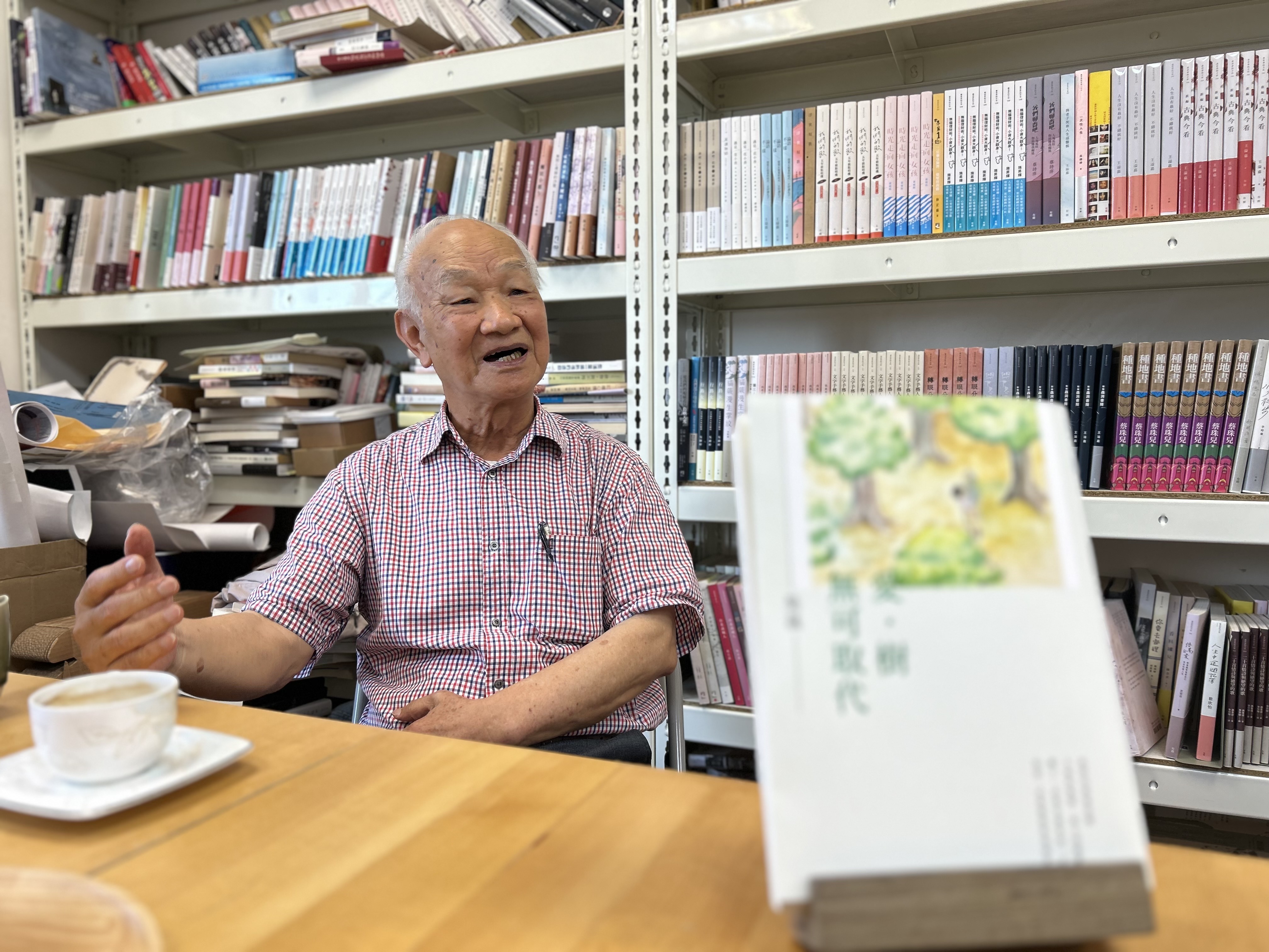 關心台灣種樹亂象，吳晟新書《愛‧樹‧無可取代》集結40年觀察與建言。(江昭倫 攝)